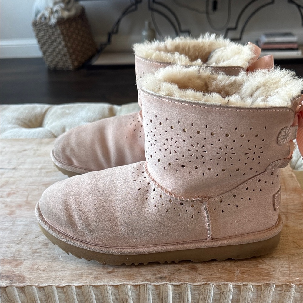 UGG women’s 6 Pink Suede Boots with Gold‎ Logo - Picture 6 of 6